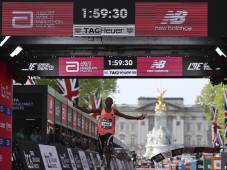 El keniano Sabastian Sawe cuando llegaba a la meta y romper el récord Mundial de una maratón al ganar la de Londres y convertirse en el hombre más rápido en completar la ruta. Foto EFE