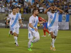 Marco Pappa y Carlos Ruiz fueron destacados por la Uncaf en la entrega de premios individuales al término de la Copa Centroamericana 2014. Foto: AFP