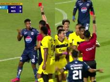 ¡El árbitro los echó a los dos! Polémica expulsión de Jorge Serrano tras agresión de Devron García en el Motagua vs Real España
