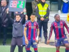 Momento del ingreso de Kervin Arriaga al encuentro frente al Girona.