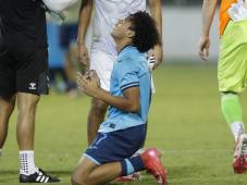 Luis Gabriel Suazo agradece a Dios al final del partido de rodillas en el Morazán tras clasificar con Honduras al Mundial Sub-17 de Qatar. Fotos Neptalí Romero y Mauricio Ayala
