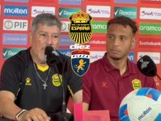 Hugo Veigas y Gustaco Moura, asistente técnico y delantero del Real España en la conferencia de prensa del día previo al juego.