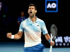 Novak Djokovic avanza a semifinales del Abierto del Australia y le canta ‘feliz cumpelanos a su madre’