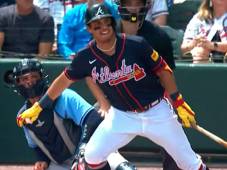 Mauricio Dubón es titular en la defensiva y ofensiva de los Bravos de Atlanta. Foto captura video.