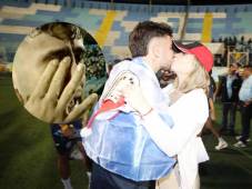 Agustín Auzmendi celebró en la cancha con su hermano Rodrigo y novia Cecilia García.