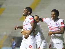 Olimpia venció a un Motagua sin brillantez en ataque y se consolida en el liderato; Alberth Elis anotó