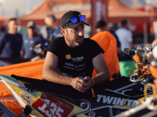 El incidente que cobró la vida de Carles Falcón tuvo lugar en el kilómetro 448 de la segunda especial del Dakar, donde una caída lo llevó a ser reanimado en el lugar y posteriormente trasladado al hospital de Riad.