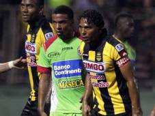 Jonathan Reyes enfrentando a Carlos Pavón en un duelo clásico Marathón-Real España.