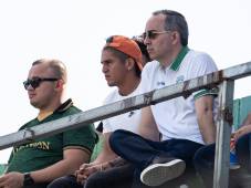 El entrenador de Marathón, Daniel Otero, junto al futbolista, Carlos Chuy Pérez, durante el partido que perdieron en el Yankel Rosenthal frente a Olancho FC. Mauricio Ayala.