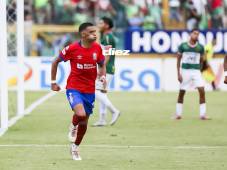 Emanuel Hernández celebra su gol en la gran final de ida en favor del Olimpia. Foto Mauricio Ayala.
