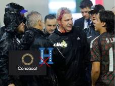 Tras el pitazo final del Honduras vs México, Javier “Vasco” Aguirre recibió un botellazo en el rostro.