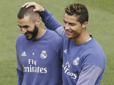 Benzema y Cristiano Ronaldo propiciaron el adiós de Van Nistelrooy del Real Madrid en 2009.