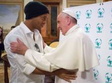 El Papa y su encuentro con Ronaldinho.