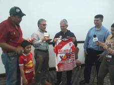 Momentos en que Reinaldo Rueda recibía la camisa de Vida en la concentración de Chile.