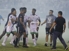 Platense-Independiente terminó en bronca en el Estadio Excélsior de Puerto Cortés. FOTO: Neptalí Romero.
