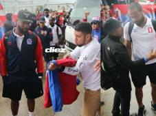 La barra del Olimpia esperó a los jugadores a su llegada al estadio Nacional Chelato Uclés para enfrentar al Marathón y por varios minutos no les permitieron el paso. Fotos Alex Pérez y Marvin Salgado.