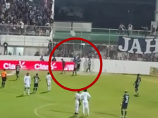 El réferi del partido tuvo que suspender el cotejo debido a los altercados en el alambrado del Estadio Carlos Miranda de Comayagua.