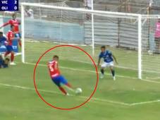 ¡Increíble ocasión desperdiciada! Juan Pablo Montes erra otro gol sin portero con el Olimpia y Victoria los golea