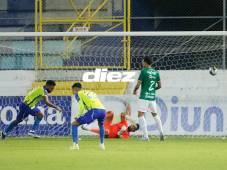 Momento del gol de Reinieri Mayorquín para establecer el 2-1 para la visita y enviar a los penales el cruce. Fotos de Neptalí Romero.