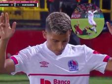 José Mario Pinto celebró a lo grande su anotación, pero fue invalidado por una mano de Michaell Chirinos.