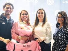 La ceibeña Alba Ochoa junto a su hijo David Ruiz y las miembros de la organización durante el evento. Fotos cortesía.