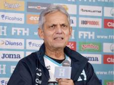 Reinaldo Rueda charló ante los medios de prensa en el Estadio Morazán. FOTOS: MAURICIO AYALA.