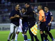 La penosa acción del técnico del Motagua, Tota Medina, en contra de los árbitros.