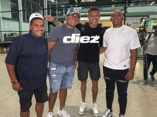 Kervin Arriaga comparte con los aficionados a su llegada al aeropuerto de Palmerola en Comayagua.