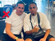 Rigoberto Rivas junto a su representante en el aeropuerto para tomar el vuelo hacia Turquía.