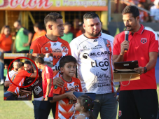 ¡Doloroso! Roger Rojas rompe en llanto en emotivo homenaje de Puntarenas y Alajuelense en Costa Rica