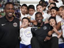 Alberth Elis y su alegría al visitar a los chicos y chicas que disfrutaron del torneo deportivo “Sin Armas, Más Paz”. FOTOS: Mauricio Ayala.