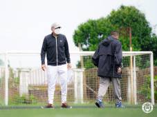 El entrenador del Victoria Salomón Nazar durante uno e sus entrenamientos con el Victoria en La Ceiba. Foto cortesía Victoria-Rony Escobar.