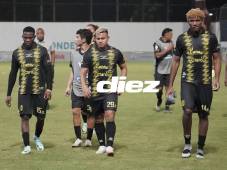 El lamento de los jugadores de Real España luego de la finalización del partido en el Morazán. Fotos Mauricio Ayala.