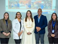 Sandra Hadith Alvarado posa con las autoridades universitarias, celebrando el éxito de esta aventura académica.