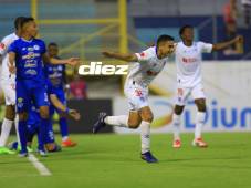 Carlos Pineda abrió el marcador en el estadio Morazán por la ida de las semifinales del torneo Clausura. Fotos Mauricio Ayala, Neptalí Romero y Moisés Valenzuela.