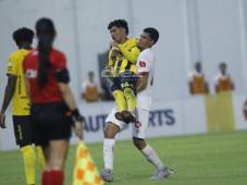 ¡Como si fuera un bebé! Ante la falta de camilla, jugador del Olimpia saca chineado a su rival del Real España