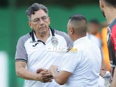 El técnico de Marathón, Salomón Názar, saluda a su colega del Olancho FC, Humberto Rivera, a quien reconoció sus méritos por haberlo superado en el terreno de juego.
