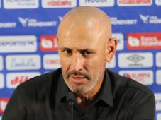 Eduardo Espinel, técnico del Olimpia, se calentó durante un tramo de la conferencia de prensa. Foto David Romero.