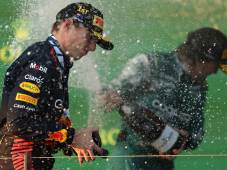 El podio lo completaron dos históricos como Lewis Hamilton (Mercedes) y Fernando Alonso (Aston Martín).