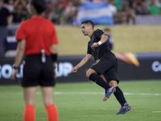 Carlos Pineda al momento de su lanzamiento para darle a Honduras el boleto a las semifinales. Foto Mauricio Ayala.