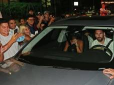 Messi y su familia tuvieron que ser asistidos por el personal de seguridad del lugar donde se celebró el cumpleaños de su sobrina Mora en Rosario, Argentina.