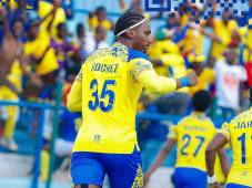 El atacante hondureño Bryan Róchez celebrando su primer gol en el fútbol africano.