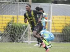 El delantero de Real España, Reagan Bodden, celebra uno de sus dos goles frente al Olancho FC. Foto Neptalí Romero.