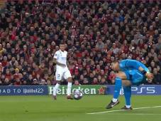 ¡Tremendo oso en la Champions! Errorazo de Courtois y Real Madrid le regala gol al Liverpool en Anfield