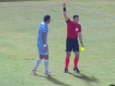 El defensor central de Motagua fue expulsado por doble amonestación en el primer tiempo en el encuentro entre Águila vs Motagua.