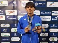 Felipe Álvarez posa orgulloso con su medalla y el recuerdo del Panam Aquatics en Medellín, Colombia.