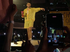 Bad Bunny habló sobre este acontecimiento cuando dos jóvenes subieron a bailar con él mientras sonaba el tema: “Enséñame a Bailar”.