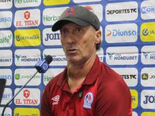 Pedro Troglio confía que el Olimpia tiene jugadores para llenar el vacío que dejan Edwin Rodríguez y Carlos Pineda. Fotos David Romero.