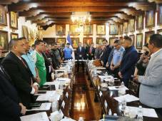 Los representantes de la barra Revolucionarios de Motagua frente a frente con los de la Ultrafiel del Olimpia, firmando el pacto de no agresión para traer la paz en los estadios. Fotos cortesía