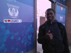 Iverson Sacaza posa junto al escudo del Leganés de la Primera División de España.